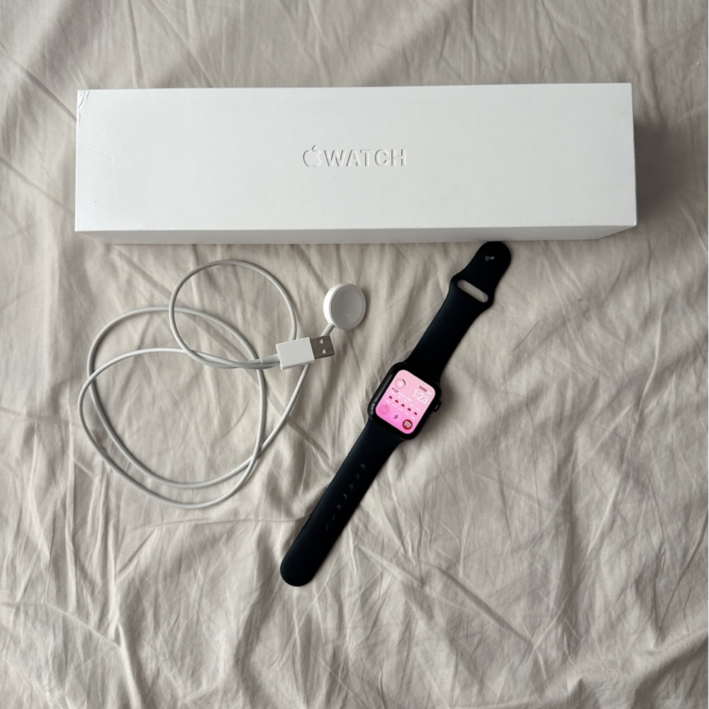 Apple Watch Series 5 (GPS, 40mm) - Space Gray Aluminum Case with Black Sport Ban